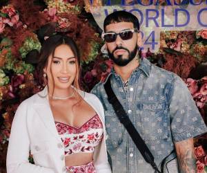 Anuel junto a su actual pareja Laury Saavedra.