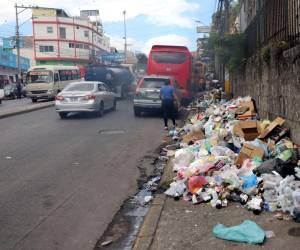 Un ciclo que parece nunca terminar se vive a diario en varias zonas de la ciudad, las personas lanzan su basura en las calles y luego la Alcaldía realiza la recolección de los desperdicios.