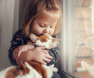 Algunos niños no saben cómo relacionarse con los animales y suelen ser algo bruscos; necesitan una guía para aprender a tratarlos con amor.
