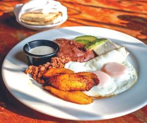 El desayuno típico incluye una combinación de alimentos como huevos, plátanos fritos, frijoles refritos, queso, aguacate y tortillas. Es un platillo completo y variado.