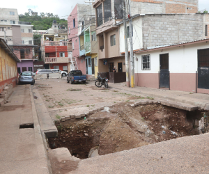 Este enorme socavón está al par de un kínder; autoridades municipales prometen reparación, pero no dan fecha de inicio del trabajo.