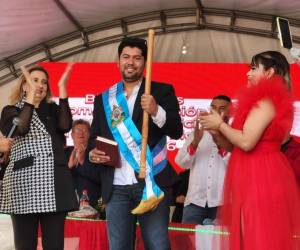 Momento en que Pedro Cáceres fue juramentado como nuevo alcalde de San Antonio de Flores.