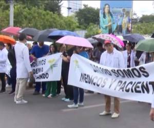 En los centros asistenciales del país se ha dejado de atender en consulta externa, siendo los pacientes los más afectados ante los desacuerdos del gremio y el gobierno.
