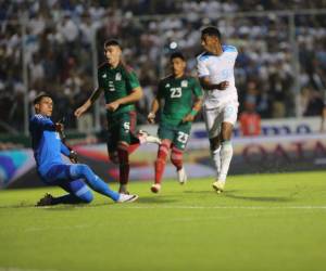 El portero Luis Malagón y los defensas de México ven entrar el balón tras una definición de vaselina de Anthony el “Choco” Lozano para poner arriba a Honduras.