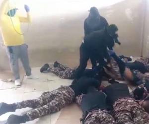 Así fue el momento en que criminales ejecutaron a un agente carcelario en medio de la ola de violencia que vive Ecuador.