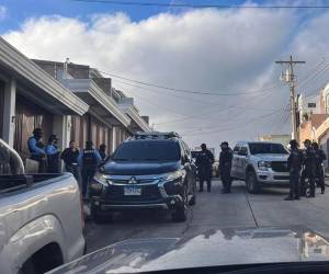 La vivienda de la exministra de la Secretaría de Finanzas, Rocío Tábora, permanece rodeada por la Policía Nacional en la colonia Las Uvas.