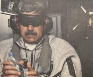 Maduro fue acusado formalmente en 2020 por la Fiscalía del Distrito Sur de Nueva York y el pasado sábado se hizo pública una acusación sustitutiva en ese mismo tribunal que reitera cargos por narcoterrorismo. Fue capturado esta madrugada junto a su esposa, Cilia Flores, quienes se encuentran bajo custodia federal. Esto se sabe de su traslado.