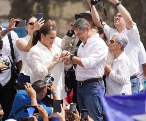 Uno de los momentos más esperados para la exprimera dama Ana García de Hernández era volver a colocarle el anillo de matrimonio a Juan Orlando Hernández, una joya que durante los últimos años llevó consigo.