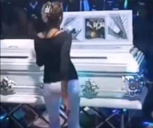 El difunto solo fue identificado como un hombre que amaba la fiesta, por lo que quería ser despedido en ese ambiente.