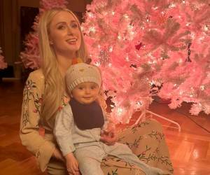 Paris posó junto a su hijo Phoenix frente a un árbol de Navidad asegurando que esta serán unas fiestas de color rosa por la llegada de su hija London.