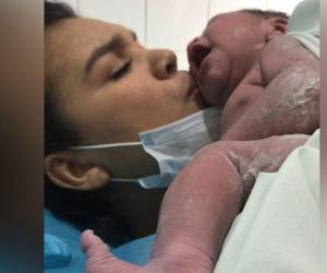 El primer encuentro de Ángela Marcela con su hija. La bebé nació a las 12:00 en punto.