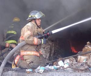 Al menos 40 bomberos se encontraban en la escena tratando de sofocar el fuego, reveló el Teniente Sevilla de Bomberos de Honduras.