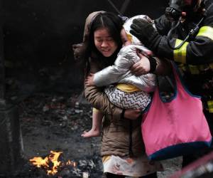 Diez personas resultaron heridas y cerca de dos docenas de familias fueron desalojadas de Chinatown en Nueva York, tras un voraz incendio que se registró este viernes.