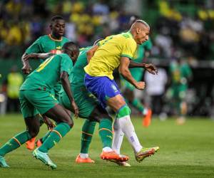 Brasil jugó sin sin Neymar, ya que es baja desde febrero por una lesión en el tobillo derecho, y el capitán Casemiro, por un golpe en la rodilla izquierda.