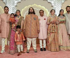 La familia Ambani, la más rica de Asia, celebra por tres días consecutivos, después de varias fiestas de prebodas, la ceremonia hindú de Anant, hijo menor del famoso empresario a la que asisten más de mil invitados entre los que se encuentran actores de Hollywood, de Bollywood, empresarios y políticos de todo el mundo.