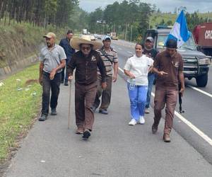 El padre Leopoldo Serrano, pese a su cansancio, parece no ceder en su objetivo de caminar hasta Casa Presidencial y reunirse con Xiomara Castro.