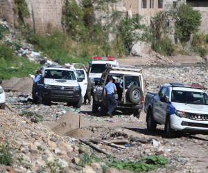 Varias patrullas de la Policía Nacional llegaron a las riberas del río Choluteca para acordonar la escena del crimen.