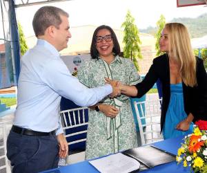 Didier Alpízar, presidente de la Junta Directiva de Discovery School; Dorota Zawistowska-Ford, Head of Enterprise para América Latina de Coursera; y Gloria Palacios, directora de Discovery School, celebraron la histórica alianza que posiciona a la institución como pionera en educación innovadora en la región.