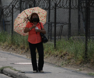 Los ciudadanos pueden portar sombrillas para protegerse del sol y del agua, ya que para hoy está pronosticada las precipitaciones