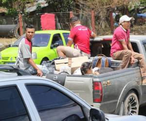Cansados y hasta bronceados por el sol, pero satisfechos de este descanso, retornan este domingo 31 de marzo cientos de familias que aprovecharon el feriado de Semana Santa para visitar las playas, ríos o a sus parientes en el interior del país. A continuación las curiosidades captadas por la lente de EL HERALDO.