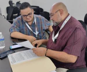 En la foto, Jorge Jiménez aparece sentado junto a su compañero de JOPRODEH, César Barraza, en un salón del Mecanismo de Protección de la Secretaría de Derechos Humanos de Honduras.
