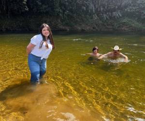 Manuel Zelaya, expresidente de Honduras y actual asesor de su esposa, la presidenta Xiomara Castro, junto a dos de sus nietos.