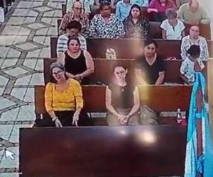 El video, que se ha vuelto viral en las redes sociales, fue grabado el pasado domingo (1 de octubre) muestra a una madre y su hija, aparentemente menor de edad, sentadas en uno de los bancos de la iglesia durante una celebración religiosa.