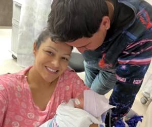 Nathalia Casco compartió fotografías de su bebé tras su nacimiento.
