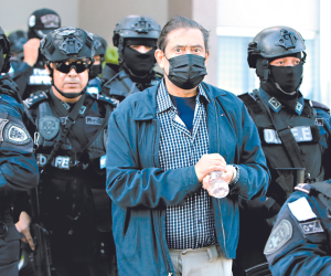 Francisco Cosenza al salir custodiado del Palacio de Justicia.