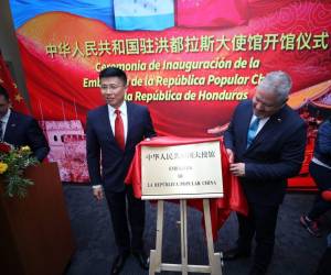 Momento en que el encargado de negocios de la República Popular China, Yu Bo, y el canciller hondureño desvelaron la placa de la Embajada.