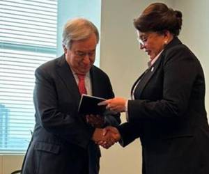 António Guterres y la presidenta hondureña, Xiomara Castro, al hacer oficial la entrega del documento.