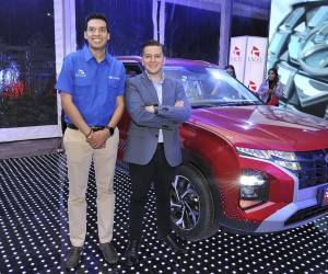 Ejecutivos de Excel presentando la nueva Hyundai CRETA 2024, un modelo que inspira confort, seguridad y confianza a todos sus usuarios.