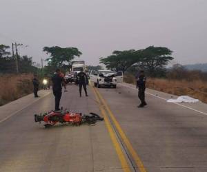 El cadáver del hombre salió volando varios metros.