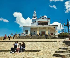 El templo que alberga al Señor Caído de Monserrate, más conocido como Señor de Monserrate, es un santuario que visitan miles de turistas cada año.