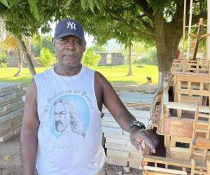 Con las manos de un hombre trabajador, Antolín Álvarez dejó a un lado la pesca y resurgió con la creación de barcos de madera.​​​​​​