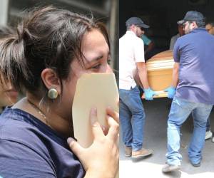 El drama, la angustia y el dolor se apoderaron de los familiares de Fernando Cruz, joven fallecido en un fatídico accidente de tránsito en horas de la madrugada de este jueves 11 de abril en el anillo periférico, a la altura del sector de Las Casitas, luego de impactar contra un poste del tendido eléctrico. A continuación las dolorosas imágenes.