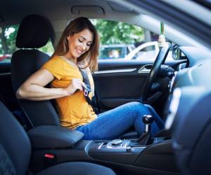 Contribuir en la seguridad vial es la meta principal, pero la responsabilidad inicia por las propias precauciones. No olvide utilizar el cinturón siempre que vaya a manejar.