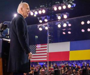 El presidente de los EE. UU., Joe Biden, mira a los miembros de la audiencia después de hablar en los Jardines del Castillo Real de Varsovia en Varsovia el 21 de febrero de 2023.