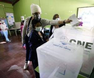 Dos hondureñas votando en las elecciones generales del 28 de noviembre de 2021. Honduras celebrará en marzo de 2025 las elecciones internas, mientras que en noviembre las generales.