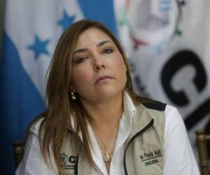 Hall denunció haber sido blanco de ataques mediáticos y campañas de odio tras las elecciones. La titular del CNE sostuvo que exigir voto por voto habría impedido cerrar el proceso.