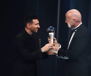 Gianni Infantino, presidente de la FIFA, entregó el premio The Best a Messi.
