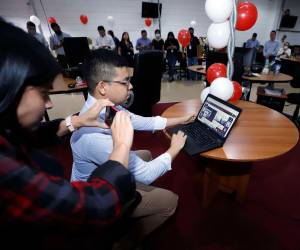 Colaboradores de OPSA inscribiéndose en elheraldo.hn. El personal brindando por el proyecto.