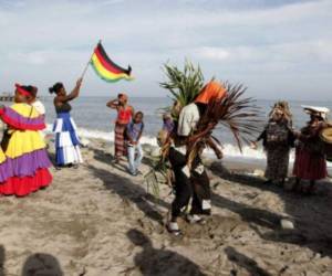 La cultura garífuna se caracteriza por una rica diversidad de tradiciones, que incluyen música, danza, religión, idioma, gastronomía y formas de organización social.