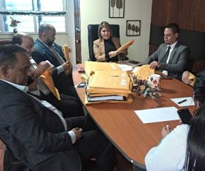 Dirigentes, miembros del CCEPL y diputados refutan la decisión de dos diputados de integrarse a una comisión nombrada por la cuestionada Comisión Permanente.