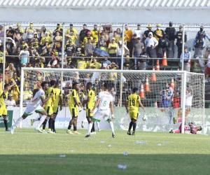 El gol de Bryan Johnson desató la locura de la afición de Platense en el Estadio Excélsior.
