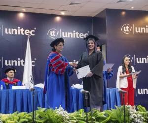 <i>Con orgullo y determinación, los graduados de CEUTEC dan un paso adelante hacia un futuro lleno de posibilidades y oportunidades.</i>