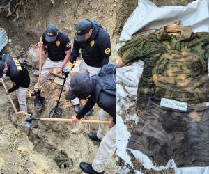Un cementerio clandestino fue encontrado en un sector solitario de la colonia Lomas del Carmen de San Pedro Sula. Se conoció que fueron exhumados al menos dos cadáveres. Aquí las imágenes de la investigación en la zona.