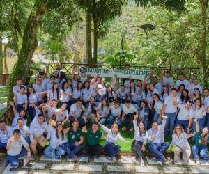 Jóvenes hondureños participan en programas de formación impulsados por Nestlé, adquiriendo conocimientos y herramientas para fortalecer sus competencias profesionales.