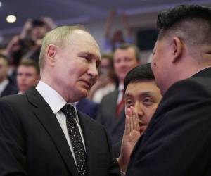 Las relaciones entre Rusia y Corea del Norte están entrando en una “nueva era de prosperidad”, declaró el miércoles el líder Kim Jong Un durante una cumbre con Vladimir Putin en Pyongyang. A continuación las imágenes de la visita del presidente ruso.