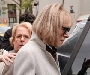La escritora E. Jean Carroll ante el tribunal federal de Manhattan en Nueva York el 25 de abril de 2023.